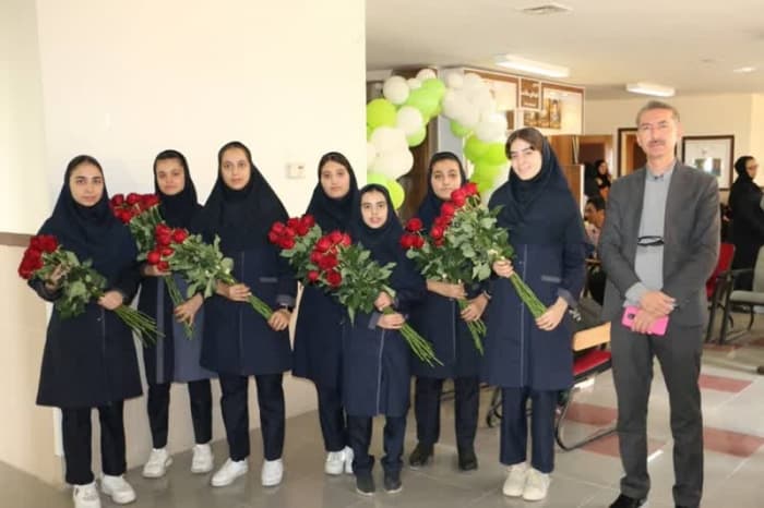 مراسم تجلیل و قدردانی دانش آموزان مجتمع آموزشی یگانه از پرسنل بیمارستان شهید مطهری مرودشت به مناسبت روز پرستار