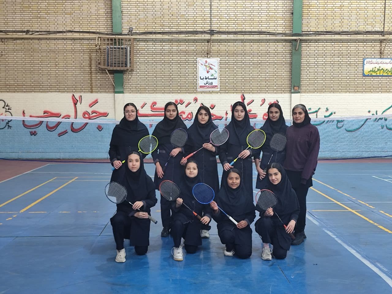 افتخارآفرینی مدرسه یگانه مرودشت در مسابقه بدمینتون