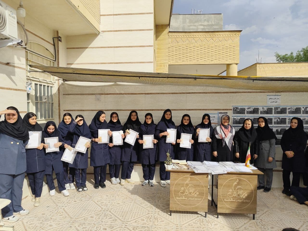 تقدیر از دانش آموزان ممتاز